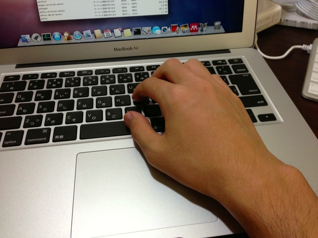 MacBook Airと右手
