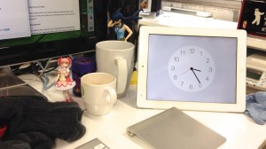 iPadの時計on机